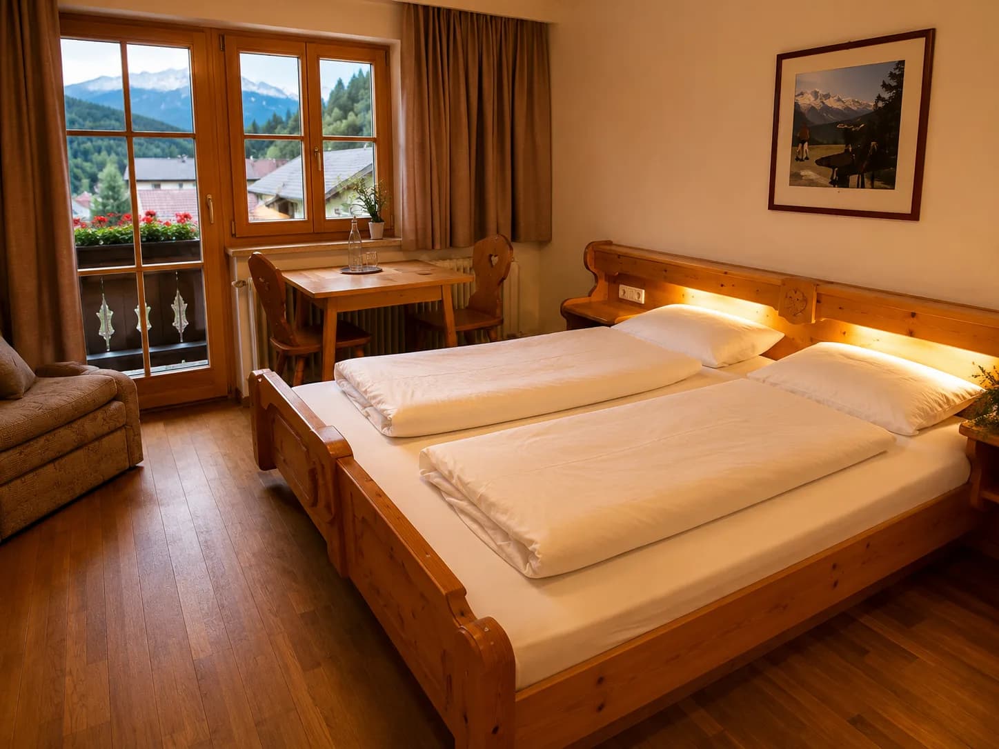 Komfortzimmer mit rustikalem Holzbett und Balkon