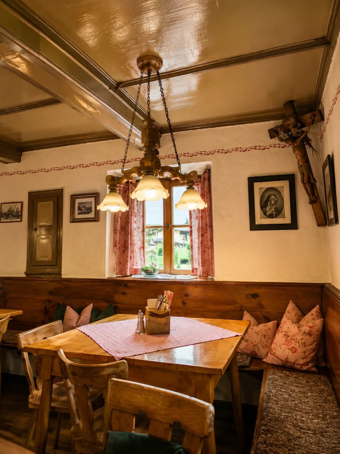 Gemütliche bayerische Gaststube mit Herrgottswinkel und warmem Holz