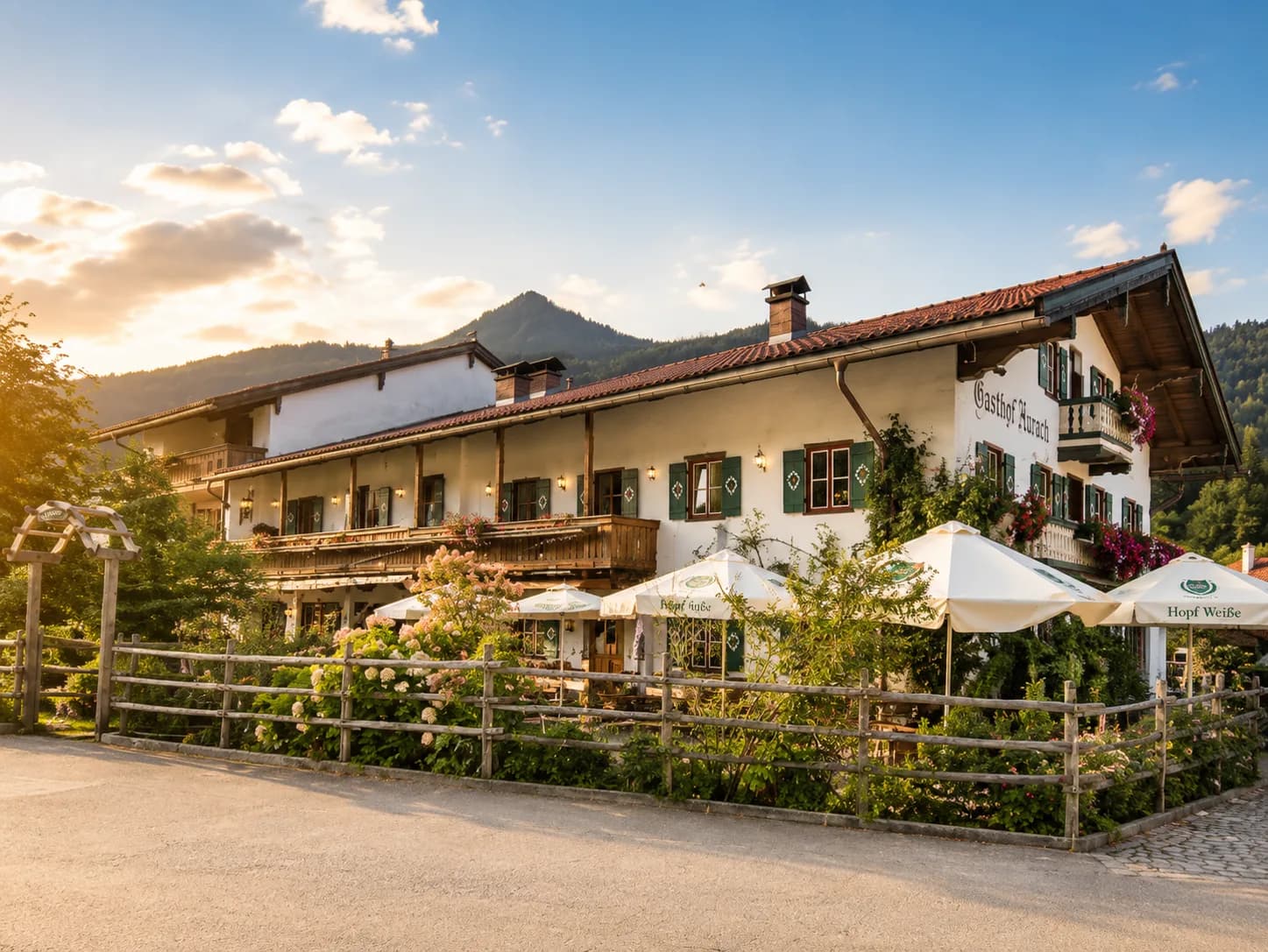 Sonnenterrasse des Gasthofs im Abendlicht