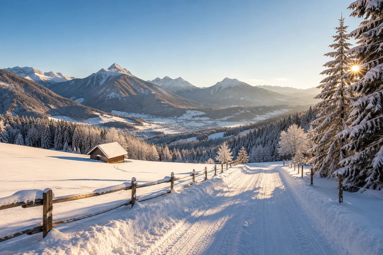 Verschneiter Winterwanderweg mit Blick auf die Alpen