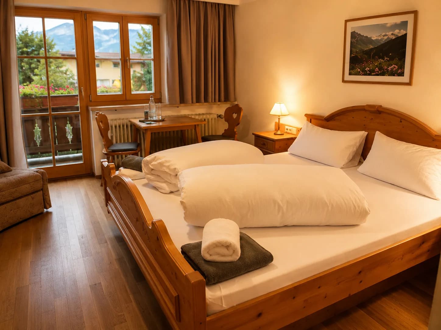Geräumiges Familienzimmer mit Holzmöbeln und Bergblick