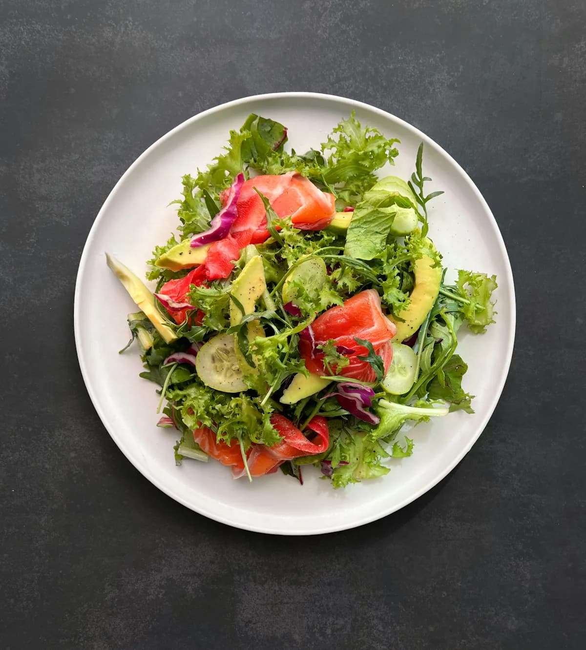 Bunter Blattsalat der Saison, frisch angerichtet